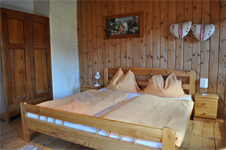 Das Doppelbett im Schlafzimmer im Gstehaus in Mhlbach